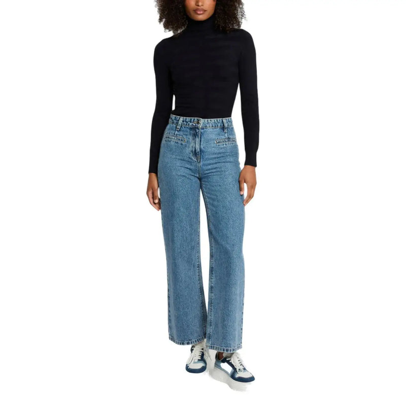Hochgeschnittene, hellblaue Jeans mit geradem Bein, kombiniert mit morgan de toi schwarzer Rollkragenpullover für Damen aus Viskose