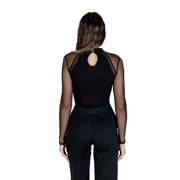 Rückansicht von Morgan de toi Schwarze Damenbluse aus Viskose mit langen Ärmeln, Mesh-Einsätzen und Rückenausschnitt, kombiniert mit einer einfarbigen Hose