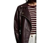 Morgan De Toi Damenblazer aus bordeauxrotem Kunstleder mit dunkelbraunem Biker-Stil und silbernen Druckknöpfen