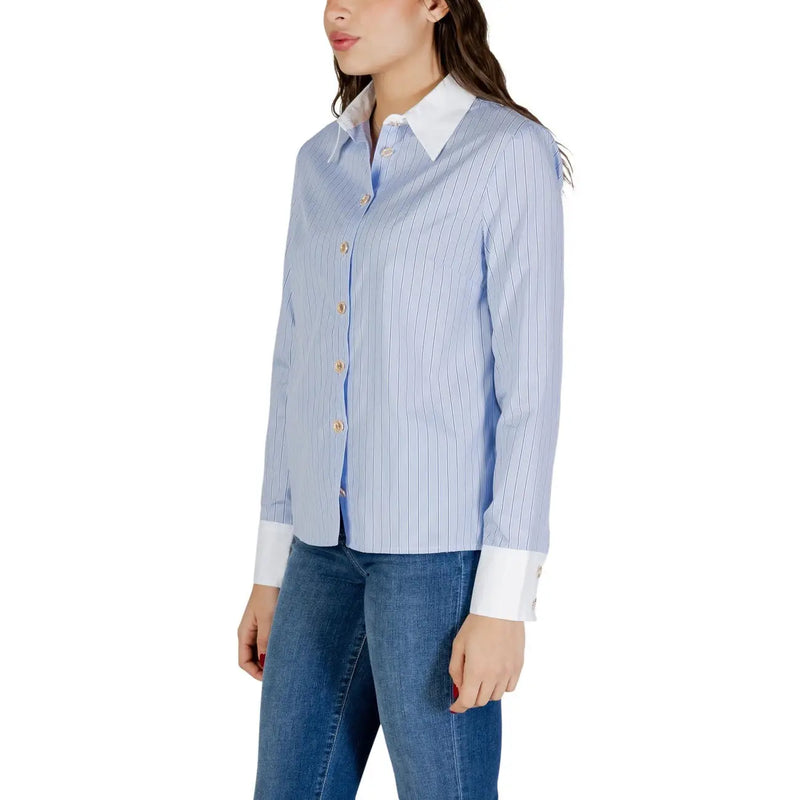 Morgan De Toi Hellblaue, nadelgestreifte Damenbluse mit Knopfleiste, weißem Kragen und Manschetten für einen eleganten Look