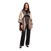 Beige-grauer Wollponcho mit geometrischem Muster, schwarzem Gürteldetail und Fransenbesatz von morgan de toi