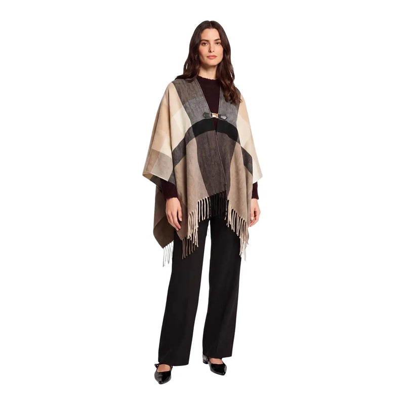 Beige-grauer Wollponcho mit geometrischem Muster, schwarzem Gürteldetail und Fransenbesatz von morgan de toi