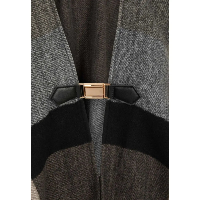 Morgan de toi Ärmelloser, beigefarbener Polyesterblazer für Damen mit eleganter goldener Metallschnalle und schwarzen Lederlaschen an einem grauen Mantel