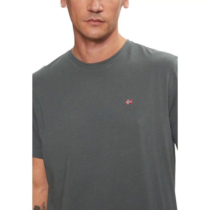 Dunkelgrau Napapijri Herren-Rundhals-Shirt t-shirt mit einer kleinen, gestickten norwegischen Flagge auf der linken Brust