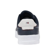 Marineblauer Ledersneaker mit weißer Sohle und Fersenlasche aus Wildleder mit Tommy Hilfiger Logo, von der Rückseite abgebildet