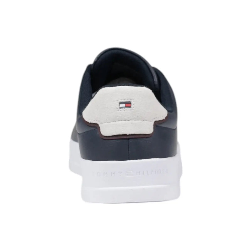 Marineblauer Ledersneaker mit weißer Sohle und Fersenlasche aus Wildleder mit Tommy Hilfiger Logo, von der Rückseite abgebildet