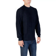 Marineblauer, strukturierter Langarmpullover, präsentiert für Damen und Herren.