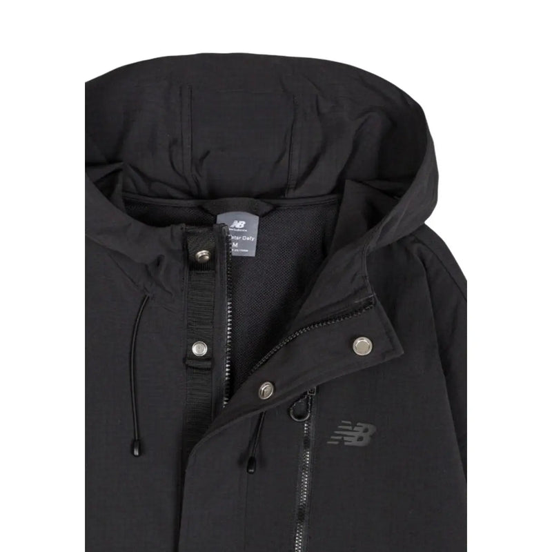 New Balance Schwarzer Herrenblazer aus Nylon mit Kapuze, Reißverschluss, matter Oberfläche und dezentem grauen Logo auf der Brust
