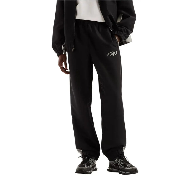 New Balance Schwarze Herren-Jogginghose aus Polyester für Herbst und Winter mit dezentem weißen Logo und grauem Saum an den Beinabschlüssen