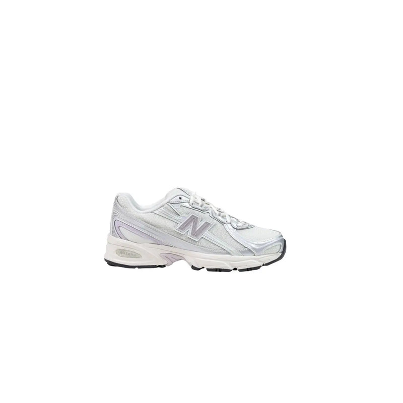 Silber new balance Damen-Laufschuh mit elegantem, modernem Design und weißen Akzenten aus Synthetikmaterial zum Hineinschlüpfen.