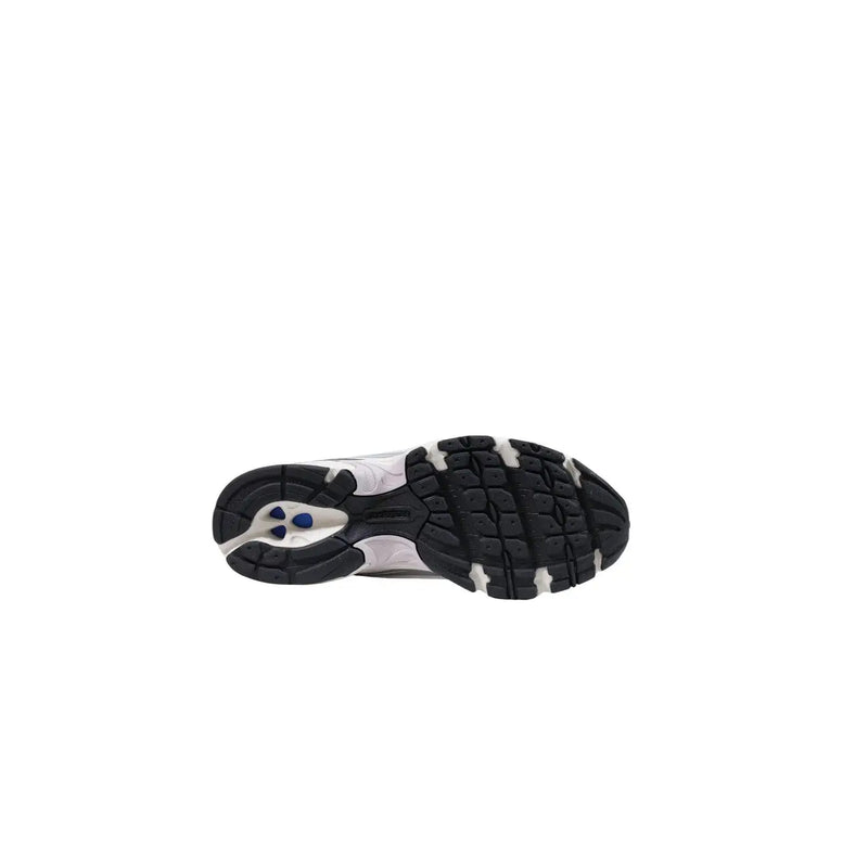 Weiß und Schwarz New Balance Beigefarbene Damen-Sneaker aus Synthetik mit profilierter Gummisohle und blauen Akzenten an der Ferse, von hinten betrachtet.