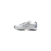 New Balance Blaue Damen-Sneaker zum Hineinschlüpfen aus Synthetik mit silber-weißem Mesh-Obermaterial, schwarzer Sohle und marineblauen Fersenakzenten.