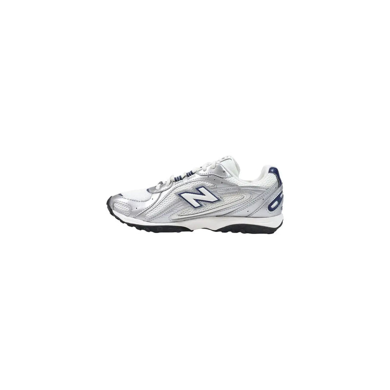 New Balance Blaue Damen-Sneaker zum Hineinschlüpfen aus Synthetik mit silber-weißem Mesh-Obermaterial, schwarzer Sohle und marineblauen Fersenakzenten.