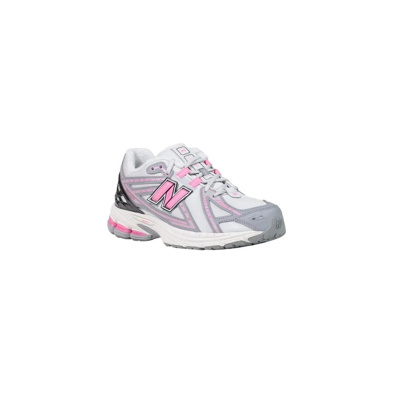 New Balance Graue Damen-Skate-Sneaker aus Textil zum Hineinschlüpfen in Weiß und Grau mit pinkfarbenen Akzenten an Schnürsenkeln, Logo und Zwischensohle
