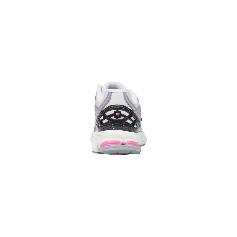 New balance Grauer Damen-Skate-Sneaker aus Textil zum Hineinschlüpfen, der die Rückseite in Weiß und Rosa sowie schwarze Mesh-Details an der Ferse zeigt.