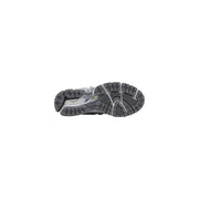 New Balance Graue Damen-Sneaker aus Synthetik mit grau-silbernem Laufschuhdesign, profilierter Gummisohle und dämpfender Zwischensohle