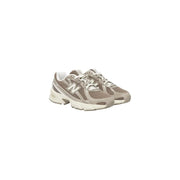 New balance Damen-Sneaker in Grau und Beige (Modell 530) mit Obermaterial aus Mesh und Wildleder, weißen Schnürsenkeln und klobiger Sohle