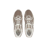 New balance Graue Damen-Sneaker aus Textil mit grauem Mesh-Gewebe, weißen Schnürsenkeln und Akzenten.