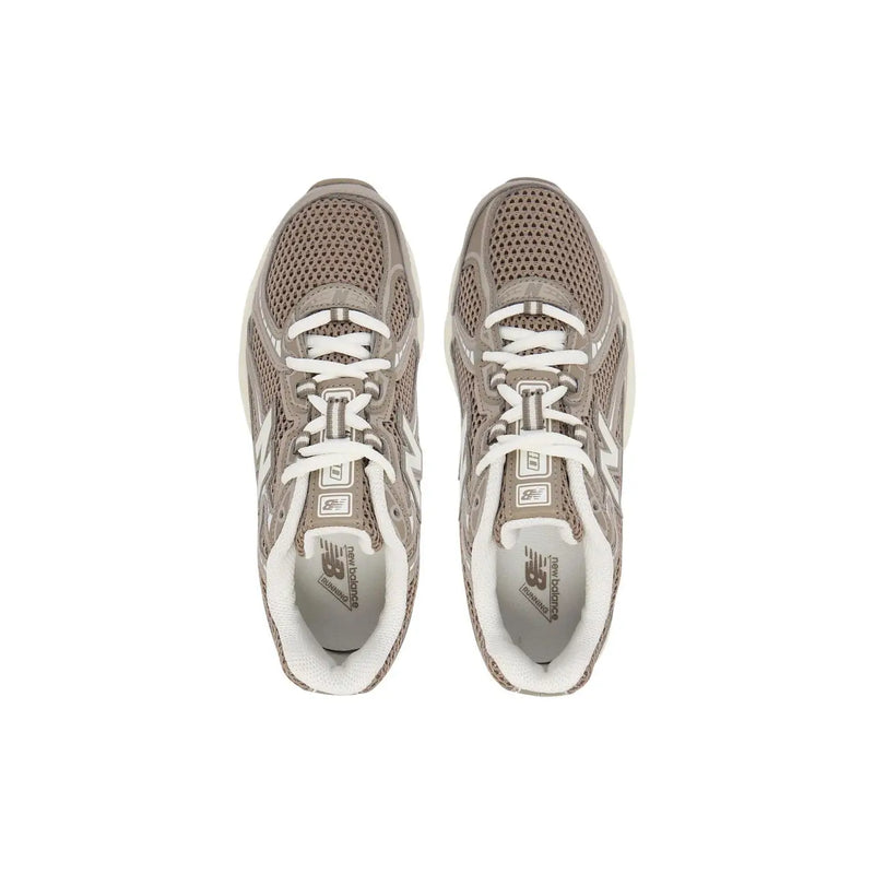New balance Graue Damen-Sneaker aus Textil mit grauem Mesh-Gewebe, weißen Schnürsenkeln und Akzenten.