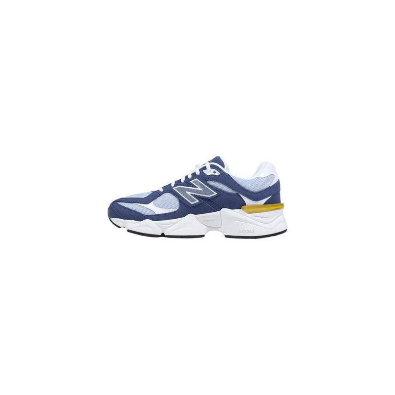 New Balance Lila Damen-Sneaker aus Wildleder mit marineblau-weißem 990v3-Design und auffälligem gelbem Fersenakzent, von hinten gesehen
