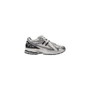 New Balance Silberne Damen-Skate-Sneaker zum Hineinschlüpfen mit schwarzem Mesh-Obermaterial und Gummisohle, entworfen für die Freizeit