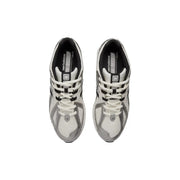 New Balance Damen-Skate-Sneaker aus silberfarbenem Textil mit weißem und schwarzem Mesh-Obermaterial und silbernen Akzenten