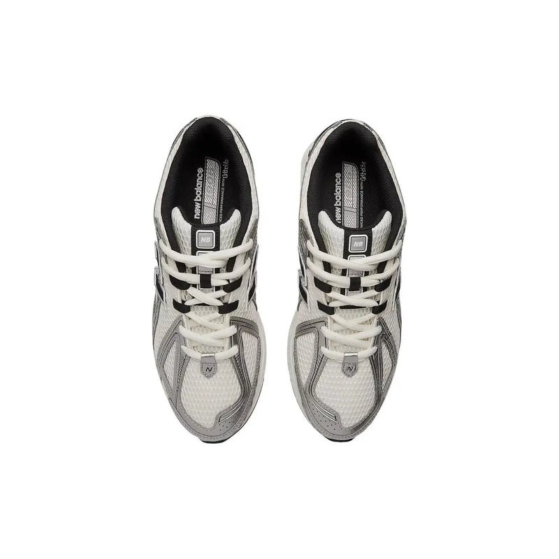 New Balance Damen-Skate-Sneaker aus silberfarbenem Textil mit weißem und schwarzem Mesh-Obermaterial und silbernen Akzenten