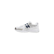 New Balance Damen-Sneaker, weiß, aus Synthetik, Schnürschuh mit silbernen Akzenten und marineblauem Logo