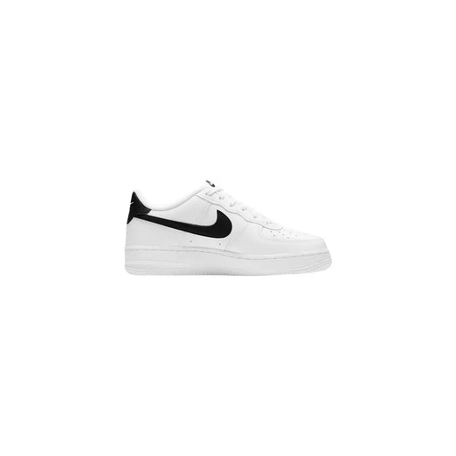 Weißer Nike Air Force 1 Low Sneaker für Damen aus Leder mit schwarzem Swoosh und Fersenlasche, von der Rückseite betrachtet