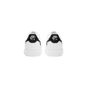 Weiße Nike Air Force 1 Sneaker für Damen aus Leder mit schwarzen Fersenlaschen und Swooshes, von der Rückseite gesehen