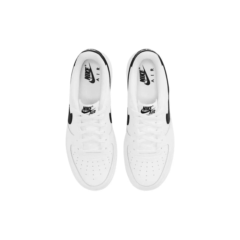 Nike Weiße Damen-Sneaker Air Force 1 Low aus Leder mit schwarzen Akzenten und klassischer perforierter Zehenkappe