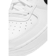 Weiße Nike Air Force 1 Low für Damen aus Ledertop Sneaker mit perforierter Zehenkappe und Ziernähten