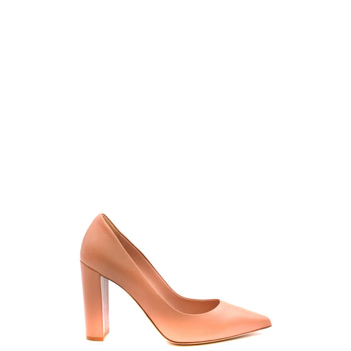 Ein eleganter, pfirsichfarbener Blockabsatz aus Leder aus der Damenschuhkollektion von Ninalilou (rosa Leder-Blockabsatz-Pumps).