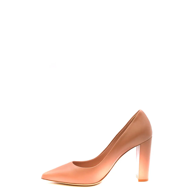 Ein eleganter, pfirsichfarbener Lackleder-Pumps mit Blockabsatz für Damen von Ninalilou