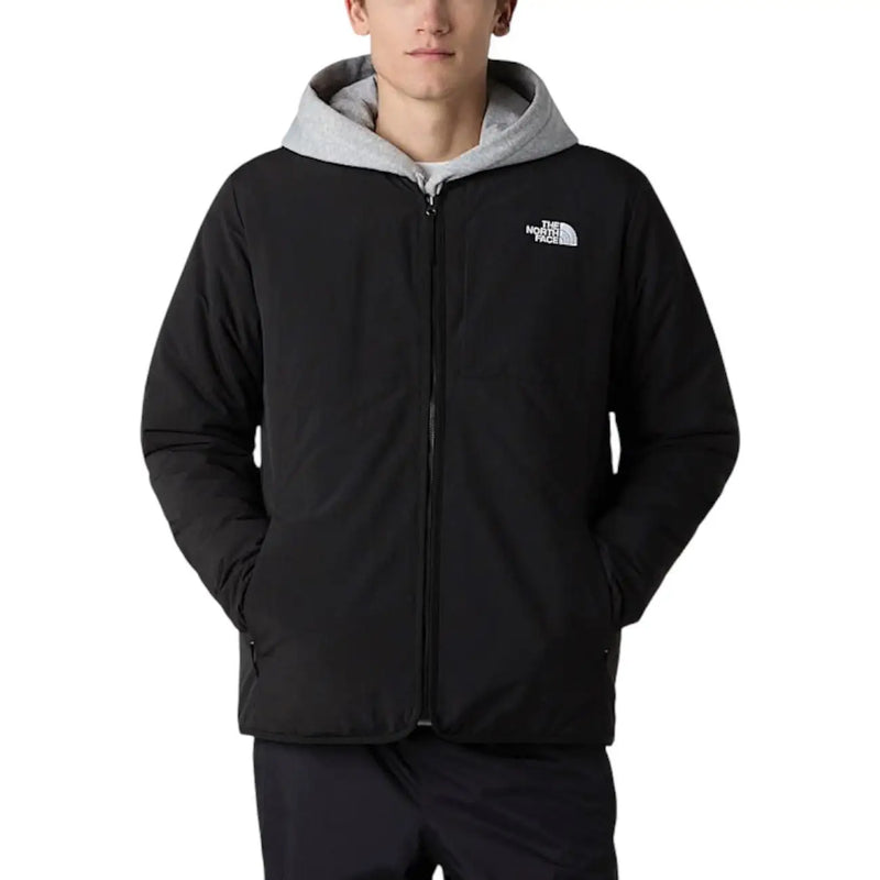 Der schwarze, lange Nylonblazer von The North Face für Herren mit Reißverschluss verfügt über eine schwarze Kapuze mit grauem Innenfutter und ein Logo auf der Brust.