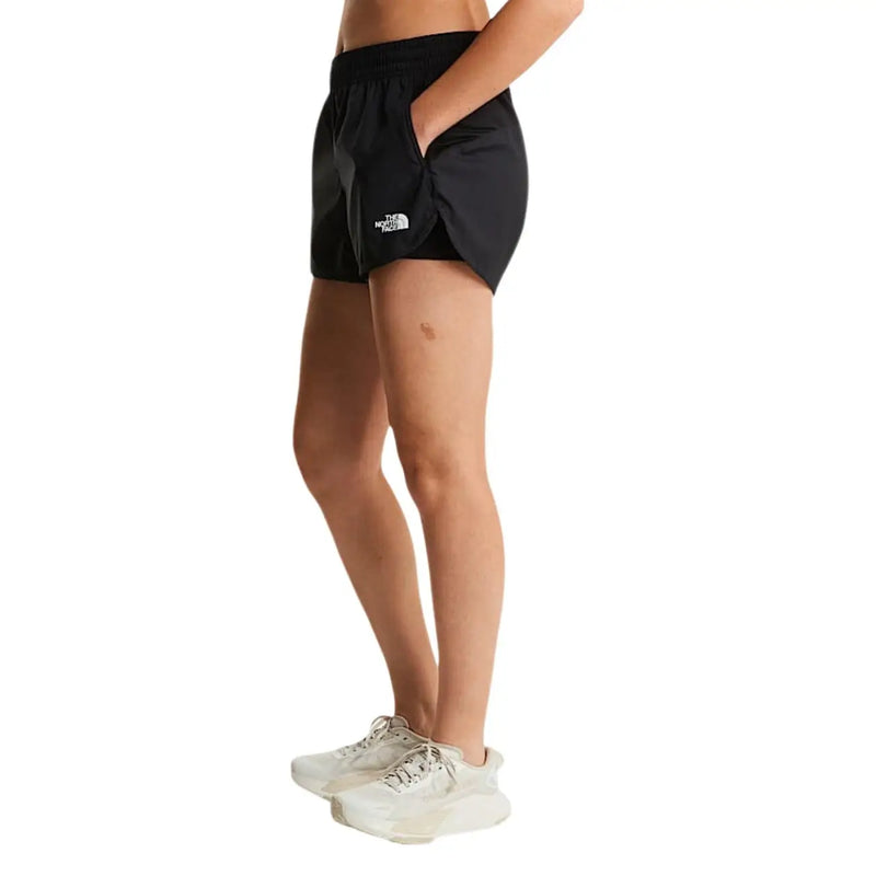 Schwarze Polyester-Shorts von The North Face für Damen mit weißem Logo am linken Bein für Outdoor-Aktivitäten
