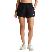 Die schwarzen Polyester-Shorts von The North Face für Damen zeichnen sich durch ein weißes Logo am linken Bein und ein elegantes, sportliches Design aus.