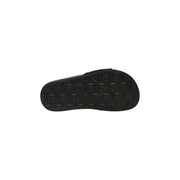 Die schwarzen North Face Damen-Slipper zeigen die schwarze Gummisohle mit geometrischem Profil.