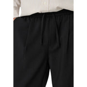 Only and Sons Herren-Hose in Schwarz mit Kordelzug aus Viskosemischung mit lockerem, schmal zulaufendem Schnitt und dezenten Bundfalten vorne.