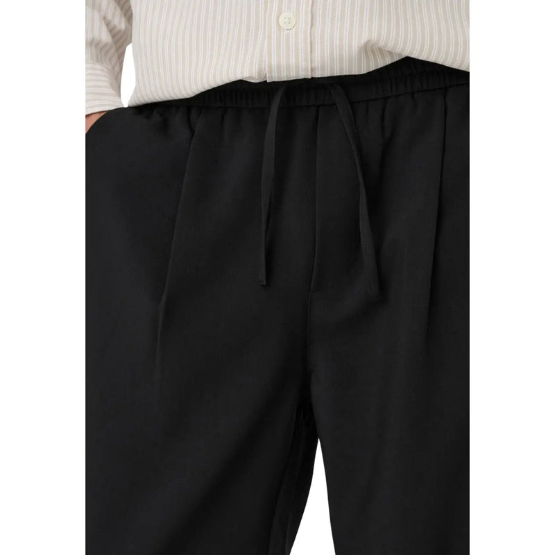 Only and Sons Herren-Hose in Schwarz mit Kordelzug aus Viskosemischung mit lockerem, schmal zulaufendem Schnitt und dezenten Bundfalten vorne.