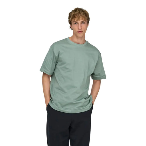 Only & Söhne Herren grünes Baumwoll-T-Shirt mit lockerer Passform in einem sanften Salbeigrün mit lockerem Schnitt und Rundhalsausschnitt