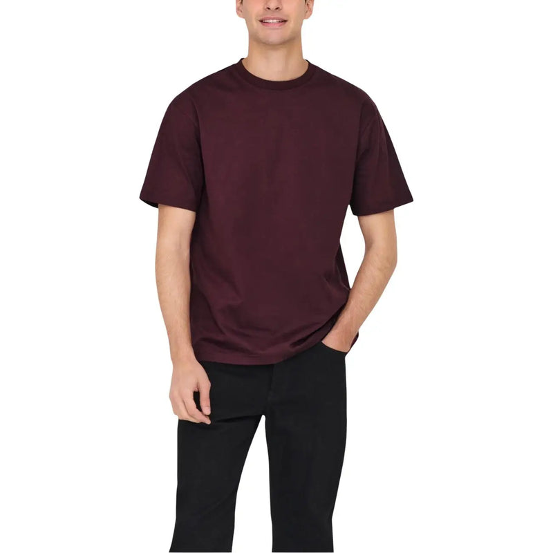 Ein bordeauxrotes Kurzarmshirt mit Rundhalsausschnitt t-shirt aus weicher Baumwolle von Only und Söhne für Männer