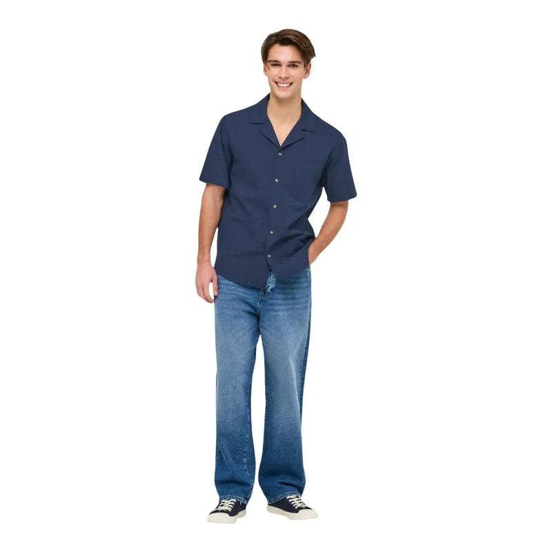 Only and sons Herren-Resorthemd aus marineblauer Baumwolle mit kurzen Ärmeln und Knopfleiste, von vorne gesehen