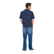 Only Ein marineblaues Kurzarmhemd aus Baumwolle von and Sons für Herren, kombiniert mit einer mittelblauen Jeans.