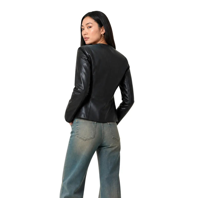 Only Schwarzer Damenblazer aus Kunstleder mit elegantem, tailliertem Design im Biker-Stil.