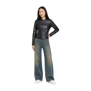 Only Schwarze Damen-Blazerjacke aus Kunstleder im Biker-Stil mit silbernen Zierreißverschlüssen vorne.