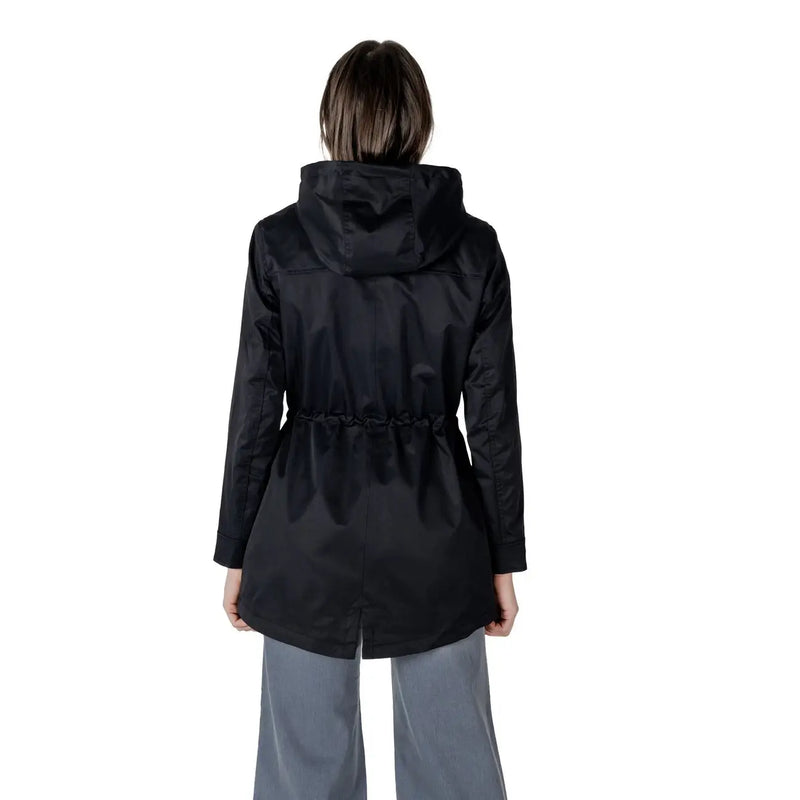 Only Schwarzer, langer Damenblazer aus Polyester mit Kapuze im Trenchcoat-Stil und Kordelzug in der Taille – perfekt für den Frühling.