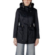 Only Schwarzer, langer Damenblazer aus Polyester mit Kapuze im Regenmantel-Design, gefertigt aus elegantem, wasserabweisendem Material und mit metallischen Kordelzügen.