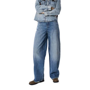 Only Damen-Jeans im Barrel-Stil aus Baumwoll-Denim mit weitem Bein, mittelblauer Waschung, dezenten Auswaschungen und klassischen Ziernähten