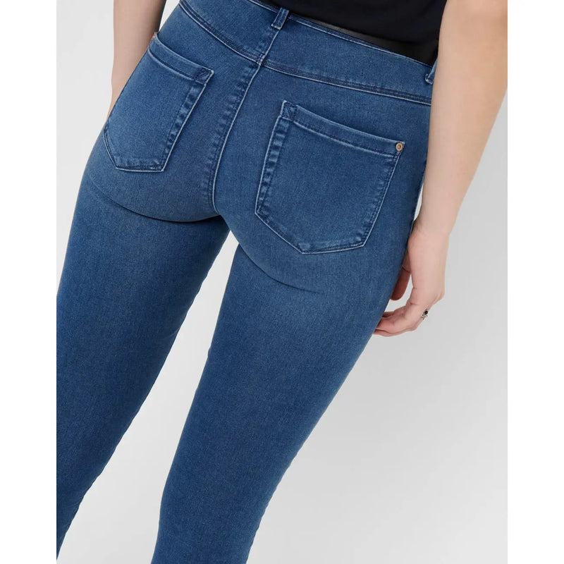Only Damen-Jeans aus blauem Denim, Baumwollmischung, hochgeschnitten, schmal geschnitten, mit Gesäßtaschen und dezenter Waschung, von der Rückseite gezeigt